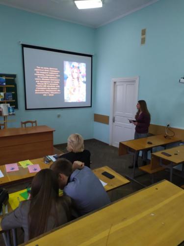 6. За трибуною студентка І курсу історичного факультету Русла