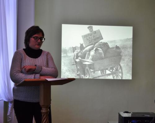 Доповідь виголошує студентка IV курсу історичного факультету Лідія Мазурчак