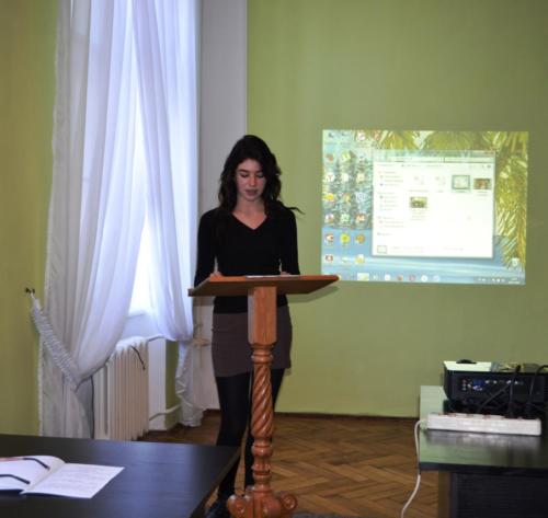 За трибуною студентка ІІІ курсу філологічного факультету Ірина Карпа