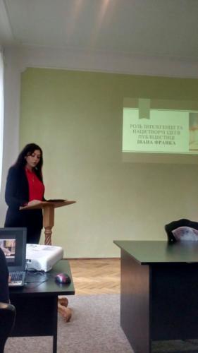 За трибуною студентка ІІІ курсу філологічного факультету Діана Соляр