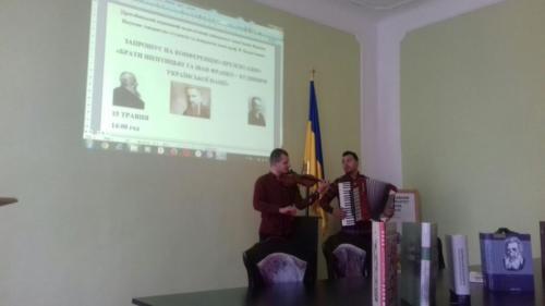 Роман Макойда та Петро Михайлик виконують Українське попурі