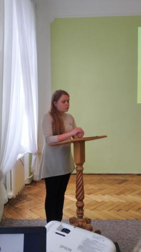 Доповідь виголошує студентка ІІ курсу історичного факультету Віра Папірни